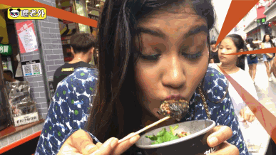 印度妹子第一次吃臭豆腐,根本停不下来!